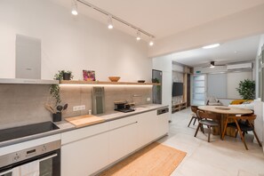 Kühlschrank, Mikrowelle, Ofen, Geschirrspüler