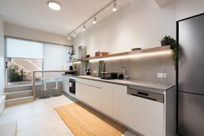 Fridge, microwave, oven, stovetop - 2BR Luxurious Apt in Mets 20' From Acropolis (Athens)