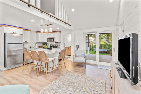 Frigorífico, microondas, horno y placa de cocina