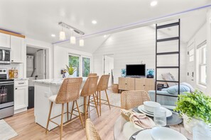 Frigorífico, microondas, horno y placa de cocina