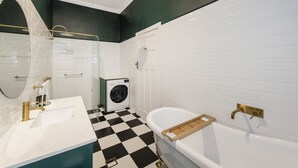 Shower, hair dryer, towels - Stylish 1BR APT in West Perth with Parking! (West Perth)