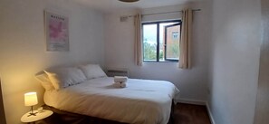 2 bedrooms, iron/ironing board, WiFi