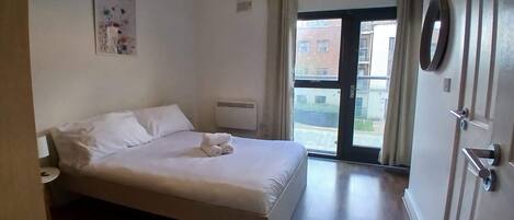 2 bedrooms, iron/ironing board, WiFi