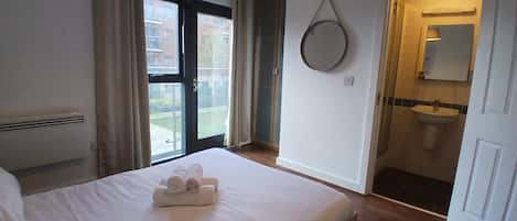 2 bedrooms, iron/ironing board, WiFi