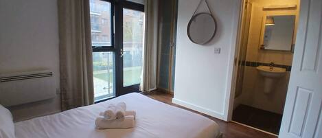 2 bedrooms, iron/ironing board, WiFi