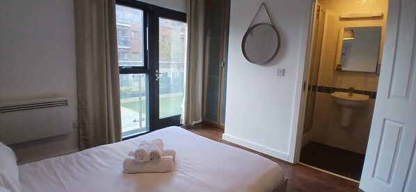 2 bedrooms, iron/ironing board, WiFi