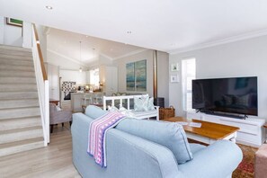Smart TV, fireplace, books - Villa Armonia | Grotto beach | Large deck w pool (Hermanus)