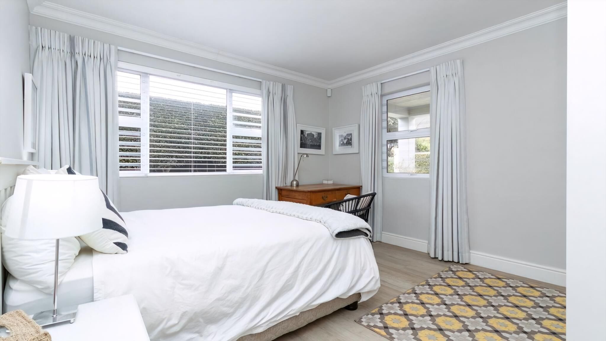 4 slaapkamers, een bureau, een strijkplank/strijkijzer, gratis wifi