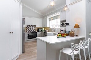 Coffee/tea maker, fridge, microwave, oven - Villa Armonia | Grotto beach | Large deck w pool (Hermanus)