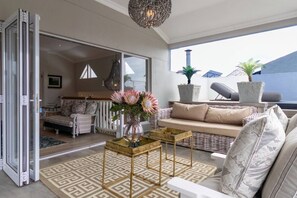 Terrace/patio - Villa Armonia | Grotto beach | Large deck w pool (Hermanus)