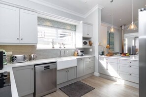 Coffee/tea maker, fridge, microwave, oven