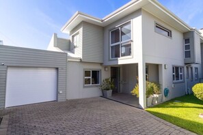 Exterior - Villa Armonia | Grotto beach | Large deck w pool (Hermanus)