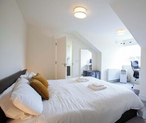3 habitaciones, escritorio, tabla de planchar con plancha y internet 