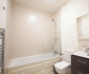 Shower, soap, shampoo - Modern 3BD Split-Level Home with Balcony,Dublin 16 (Dublin)
