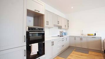 Fridge, oven, toaster, cookware/dishes/utensils