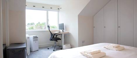 3 bedrooms, desk, iron/ironing board, internet