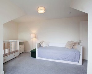 3 habitaciones, escritorio, tabla de planchar con plancha y internet