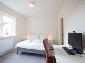 3 bedrooms, desk, iron/ironing board, Internet