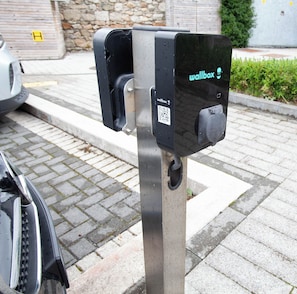 A wallbox with a QR code and the 'wallbox' logo, mounted on a metal pole. - Modern 3BD Split-Level Home with Balcony,Dublin 16 (Dublin)