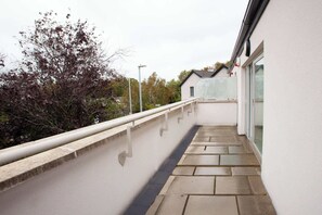 Property grounds - Modern 3BD Split-Level Home with Balcony,Dublin 16 (Dublin)