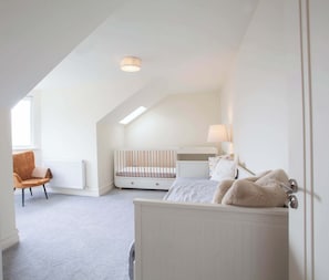 3 bedrooms, desk, iron/ironing board, Internet