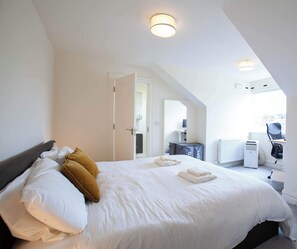 3 bedrooms, iron/ironing board, internet - Modern 3BD Split-Level Home with Balcony,Dublin 16 (Dublin)