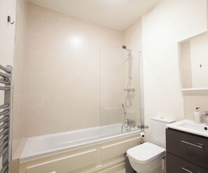 A modern bathroom with a bathtub, toilet, and a shower. - Modern 3BD Split-Level Home with Balcony,Dublin 16 (Dublin)
