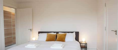 3 habitaciones, tabla de planchar con plancha y internet