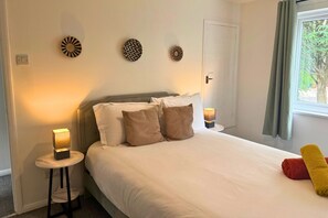 1 bedroom, iron/ironing board, internet, bed sheets - 1BDR Garden Retreat | Rustic Kitchen | Free WiFi (Greater Manchester)