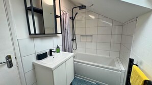 Shower, hair dryer - 1BDR Garden Retreat | Rustic Kitchen | Free WiFi (Greater Manchester)