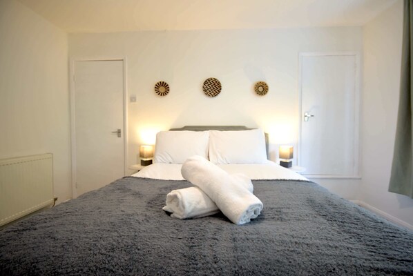 1 habitación, tabla de planchar con plancha, internet y ropa de cama