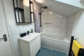 Shower, hair dryer - 1BDR Garden Retreat | Rustic Kitchen | Free WiFi (Greater Manchester)