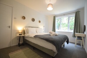 1 bedroom, iron/ironing board, internet, bed sheets - Stylish 1-Bed Retreat with Garden & Rustic Kitchen (Greater Manchester)