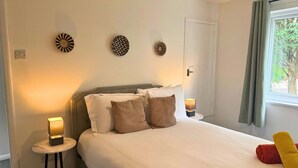 1 bedroom, iron/ironing board, internet, bed sheets - 1BDR Garden Retreat | Rustic Kitchen | Free WiFi (Greater Manchester)