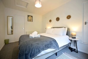 1 bedroom, iron/ironing board, internet, bed sheets - Stylish 1-Bed Retreat with Garden & Rustic Kitchen (Greater Manchester)
