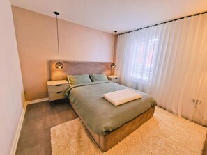 2 bedrooms, iron/ironing board, internet, bed sheets