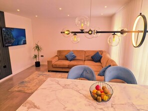 TV - 5 star Luxurious Stay by Waterfront & City Centre (Merseyside)