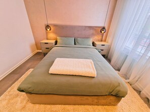 Tabla de planchar con plancha, acceso a internet y ropa de cama
