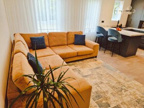 TV - 5 star Luxurious Stay by Waterfront & City Centre (Merseyside)