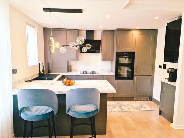 Fridge, microwave, oven, stovetop - 5 star Luxurious Stay by Waterfront & City Centre (Merseyside)