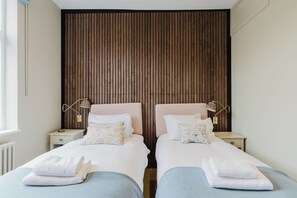 A double room with two beds, each with a patterned pillow and a bedside lamp. - Elegantly Renovated 2BD w Balcony in Notting Hill (Greater London)