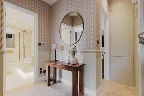 Shower, hair dryer - Elegantly Renovated 2BD w Balcony in Notting Hill (Greater London)
