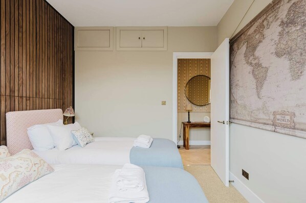 2 bedrooms, iron/ironing board, Internet, bed sheets