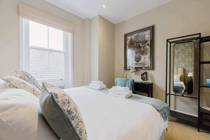 2 bedrooms, iron/ironing board, Internet, bed sheets - Elegantly Renovated 2BD w Balcony in Notting Hill (Greater London)
