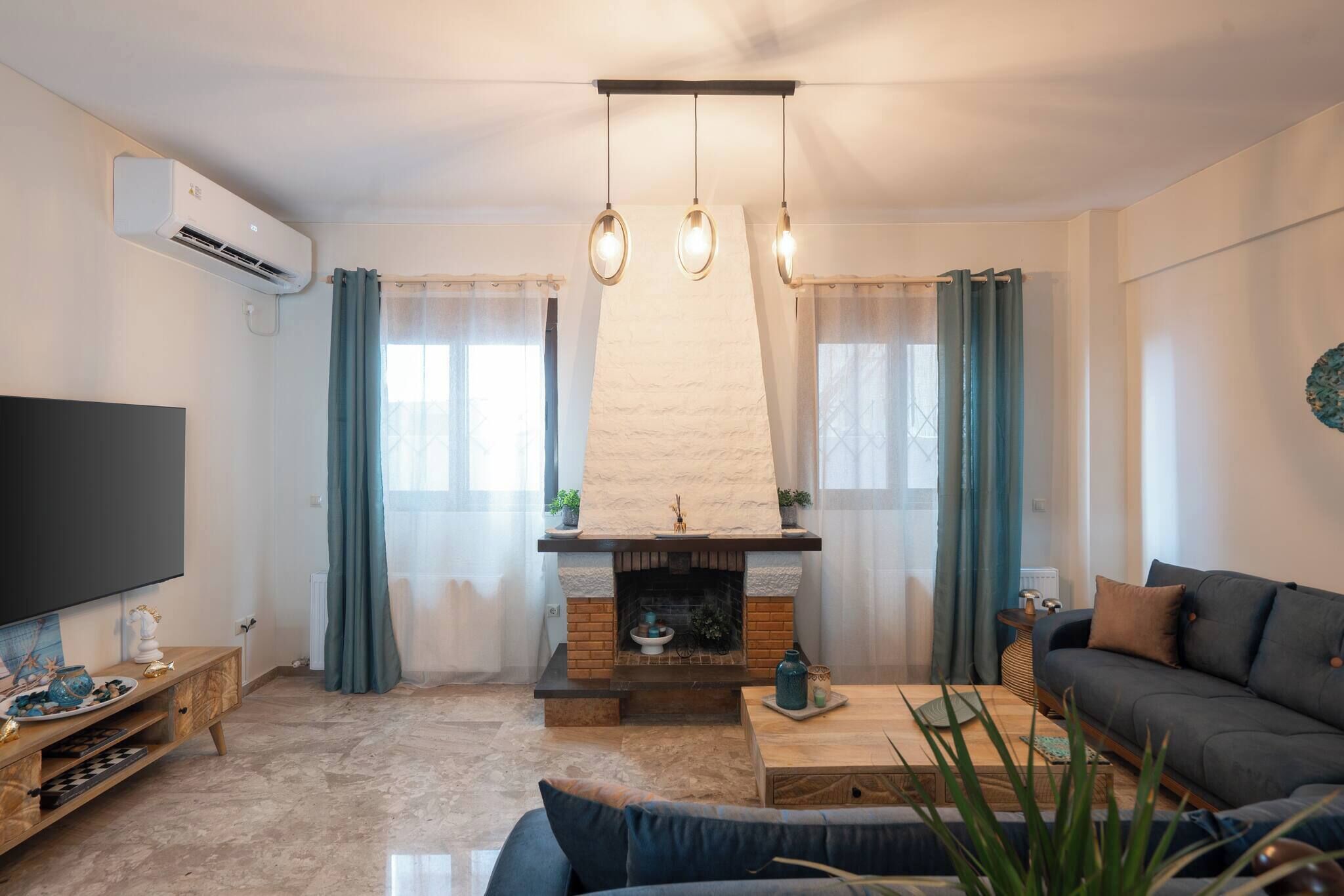 TV, fireplace