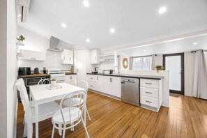 ثلاجة، ميكروويف، فر ن، موقد طهي مسطح