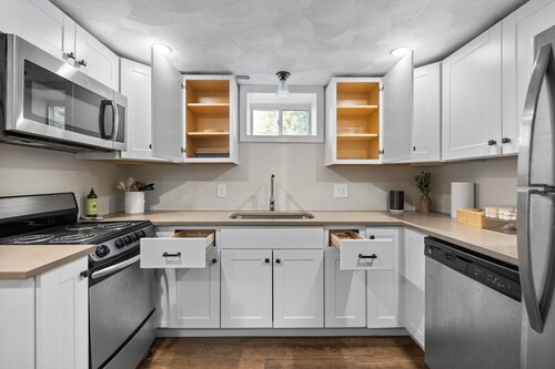 Charming 1BR apt -close to public transit -has parking -30min drive to BOS/Salem