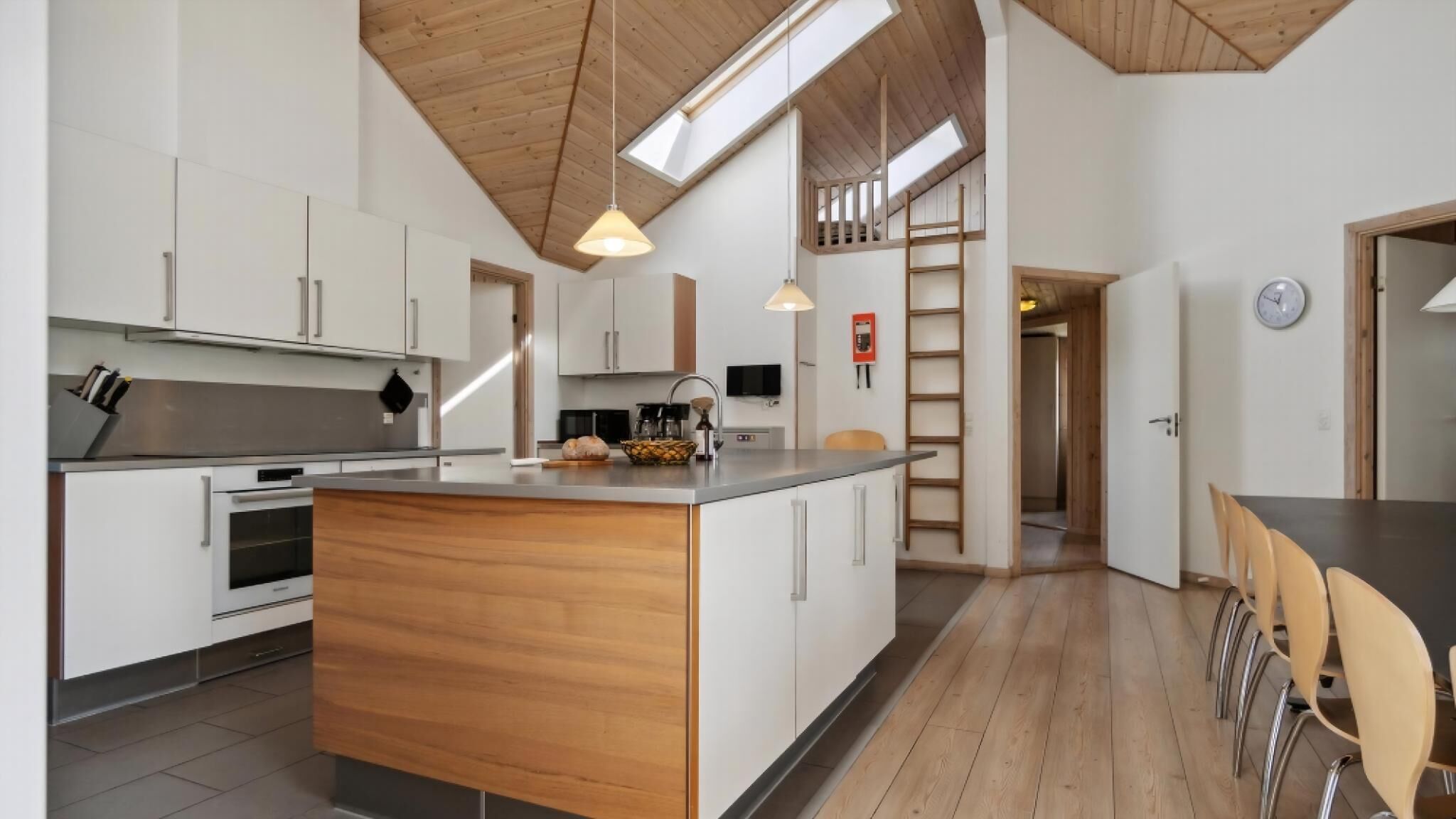 Fridge, oven, stovetop, coffee/tea maker