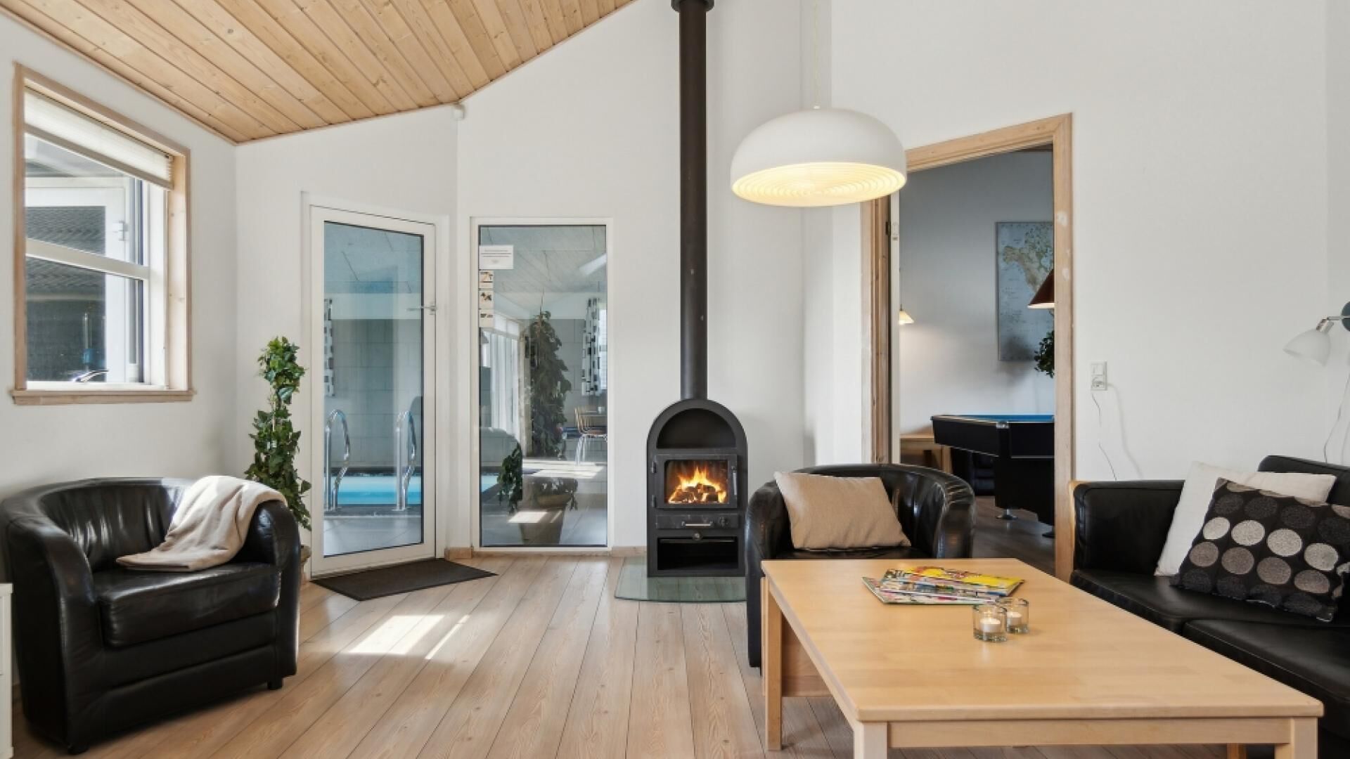 Cheminée, baby-foot, table de tennis de table