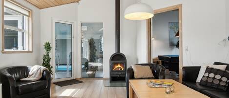 Cheminée, baby-foot, table de tennis de table